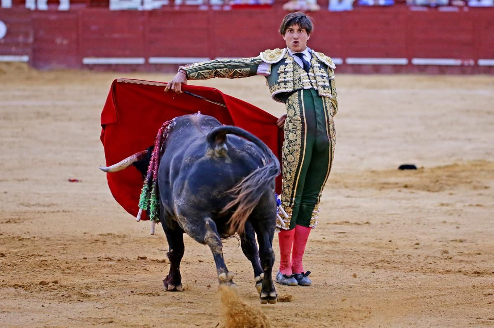 Roca Rey en el colofón de faena al sexto, mirando al tendido.