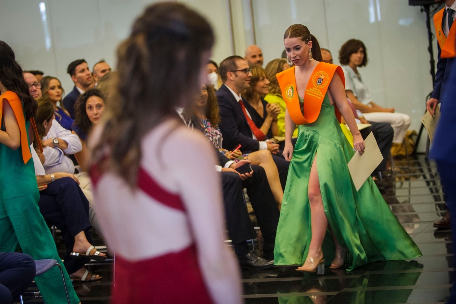 Un momento del acto de imposición de becas a los alumnos egresados de la Facultad de Económicas y Empresariales.