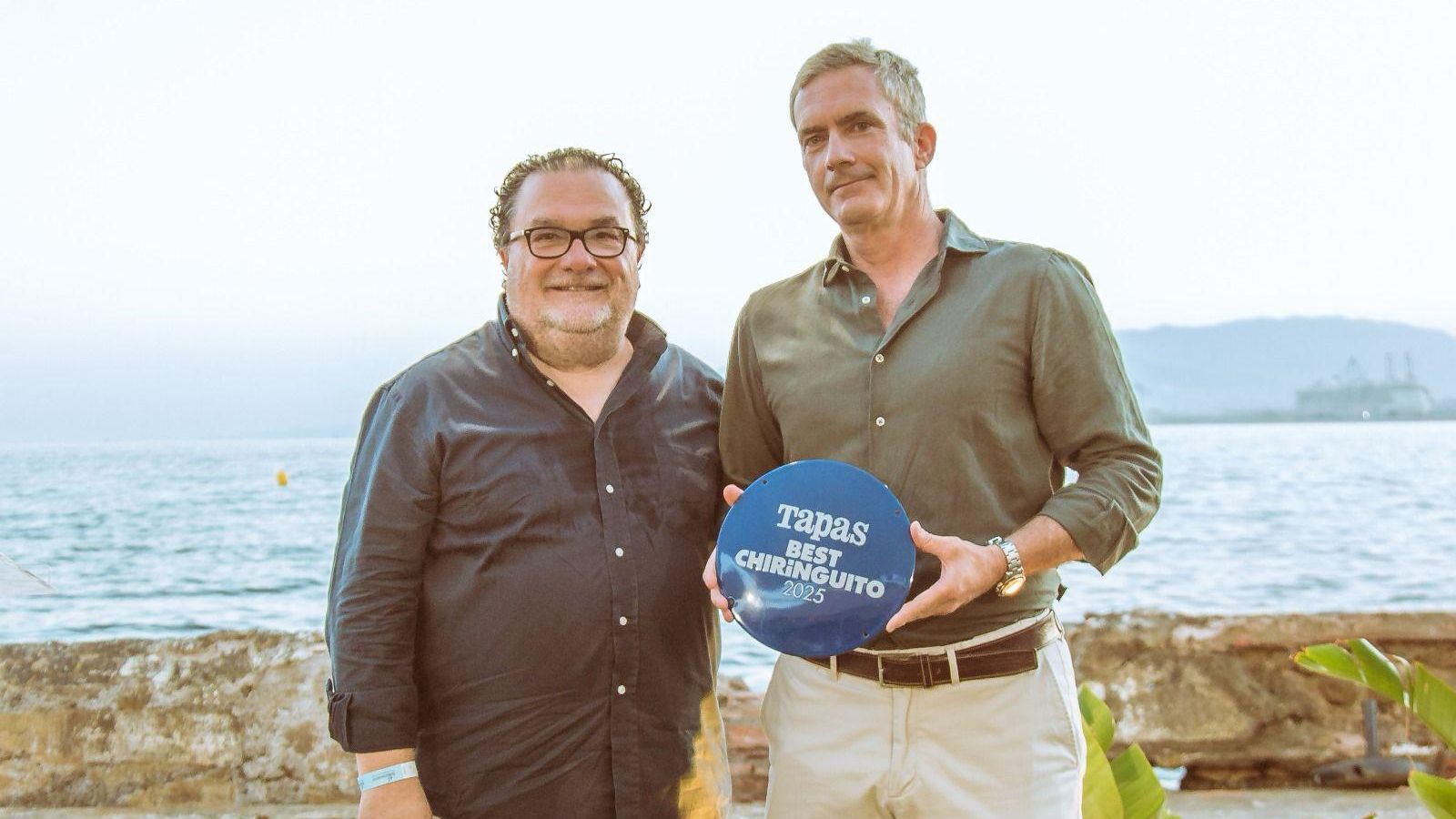 Gerardo Lumbreras recibe el premio de Best Chiringuito para El Balneario. Gerardo Lumbreras recibe el premio de Best Chiringuito para El Balneario.