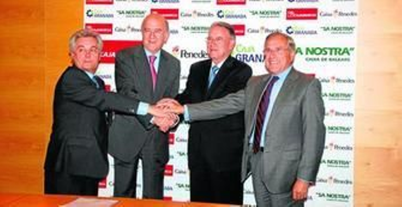 Los presidentes de CajaGranada, Caja Murcia, Caixa Penedés y Sa Nostra, durante la firma del acuerdo de integración.