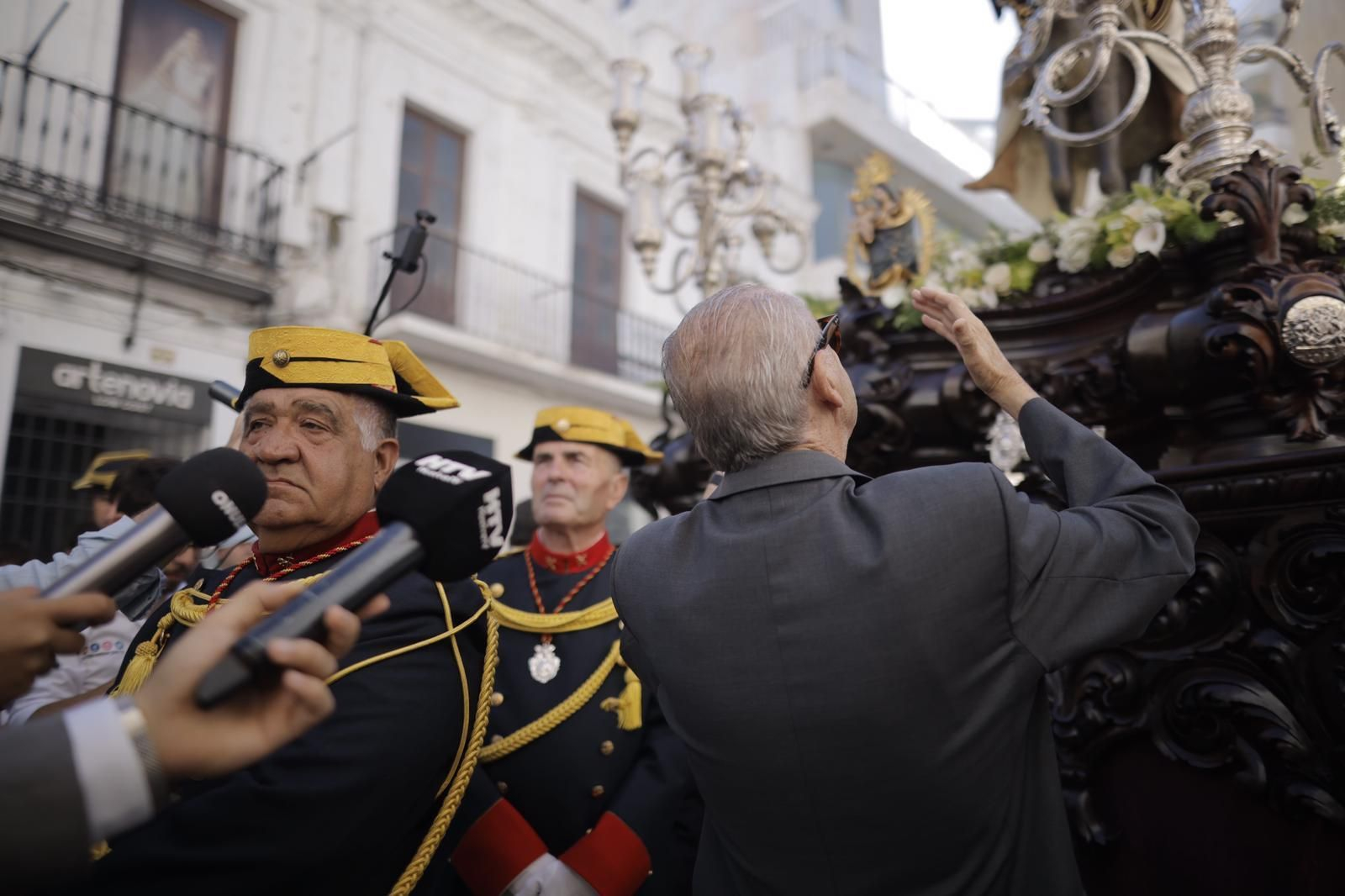 Imágenes de La Borriquita por el centro de Huelva en su salida extraordinaria
