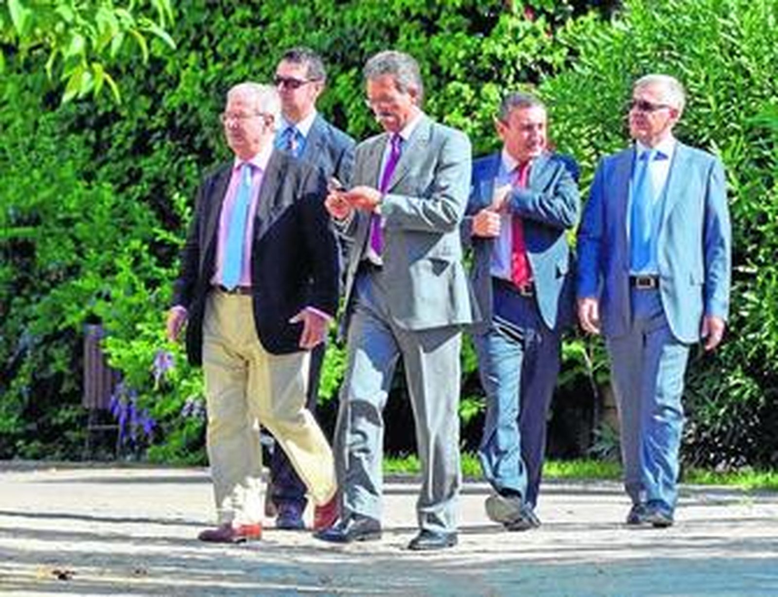 Los emisarios de Back in Business, ayer de visita en el centro de visitas de Sandeman.