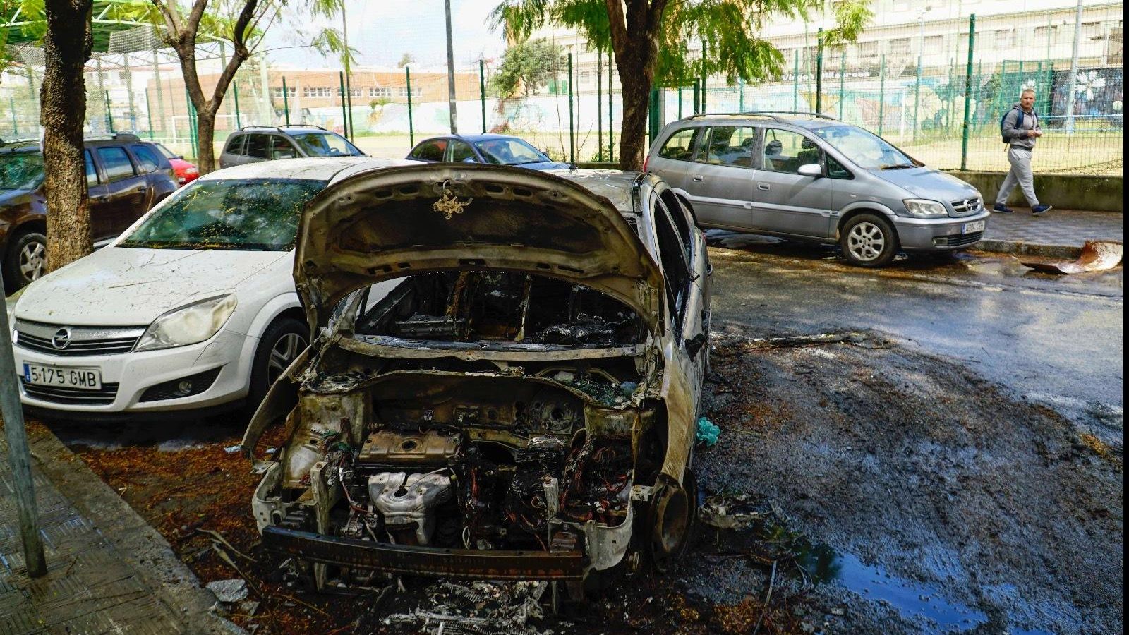 Uno de los coches incendiados el martes en la calle Constantina.