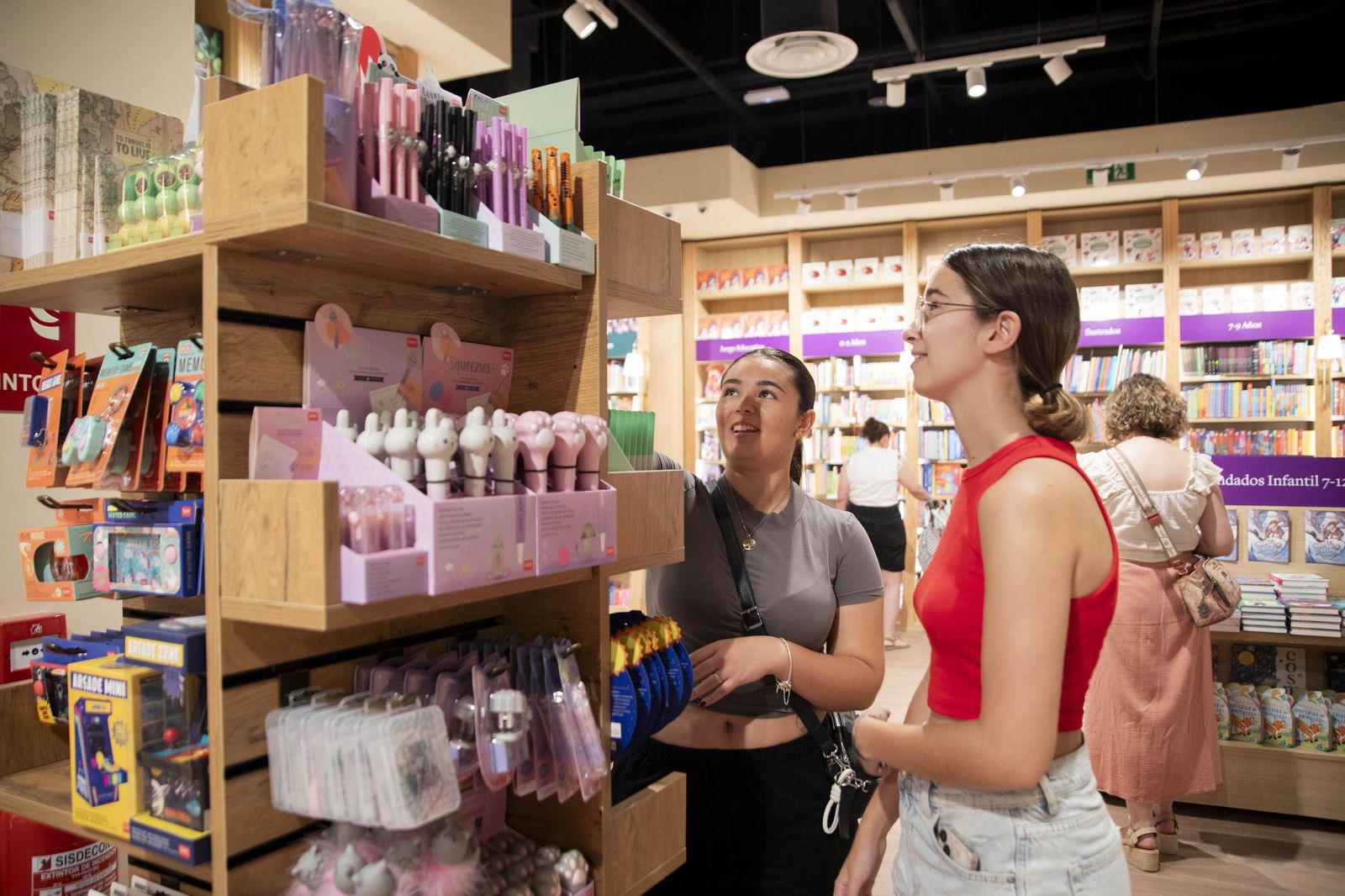 Las imágenes de la apertura de la Casa del Libro en el Centro Comercial Torrecárdenas de Almería