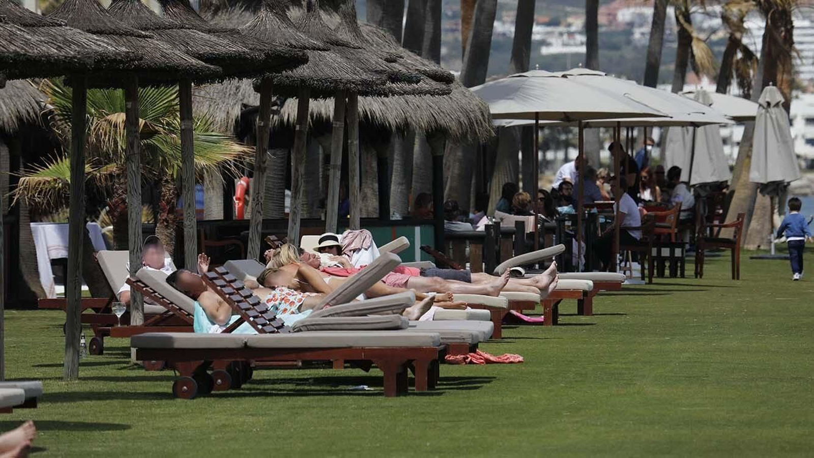 Varias personas toman el sol en Sotogrande, este fin de semana.