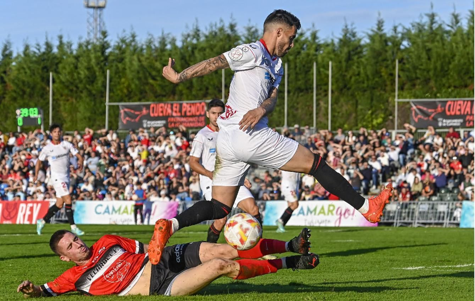 Suso es bloqueado en un avance por un defensa cántabro.
