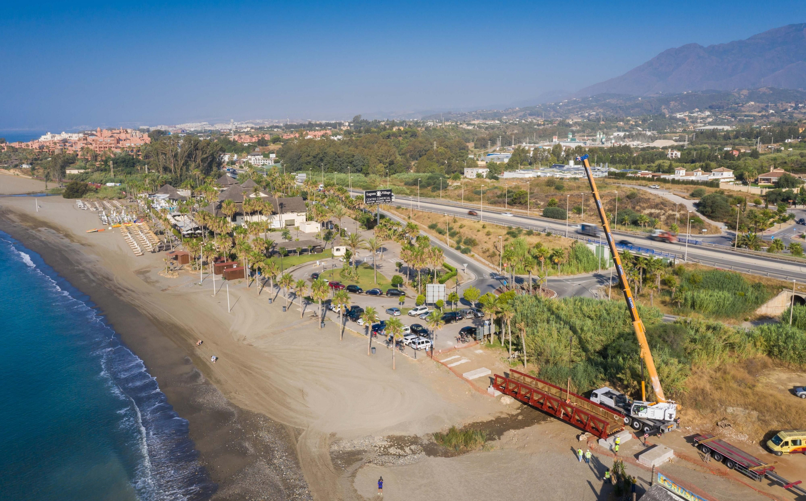 El Ayuntamiento instala uno de los puentes de la senda litoral en la zona de La Morocha.