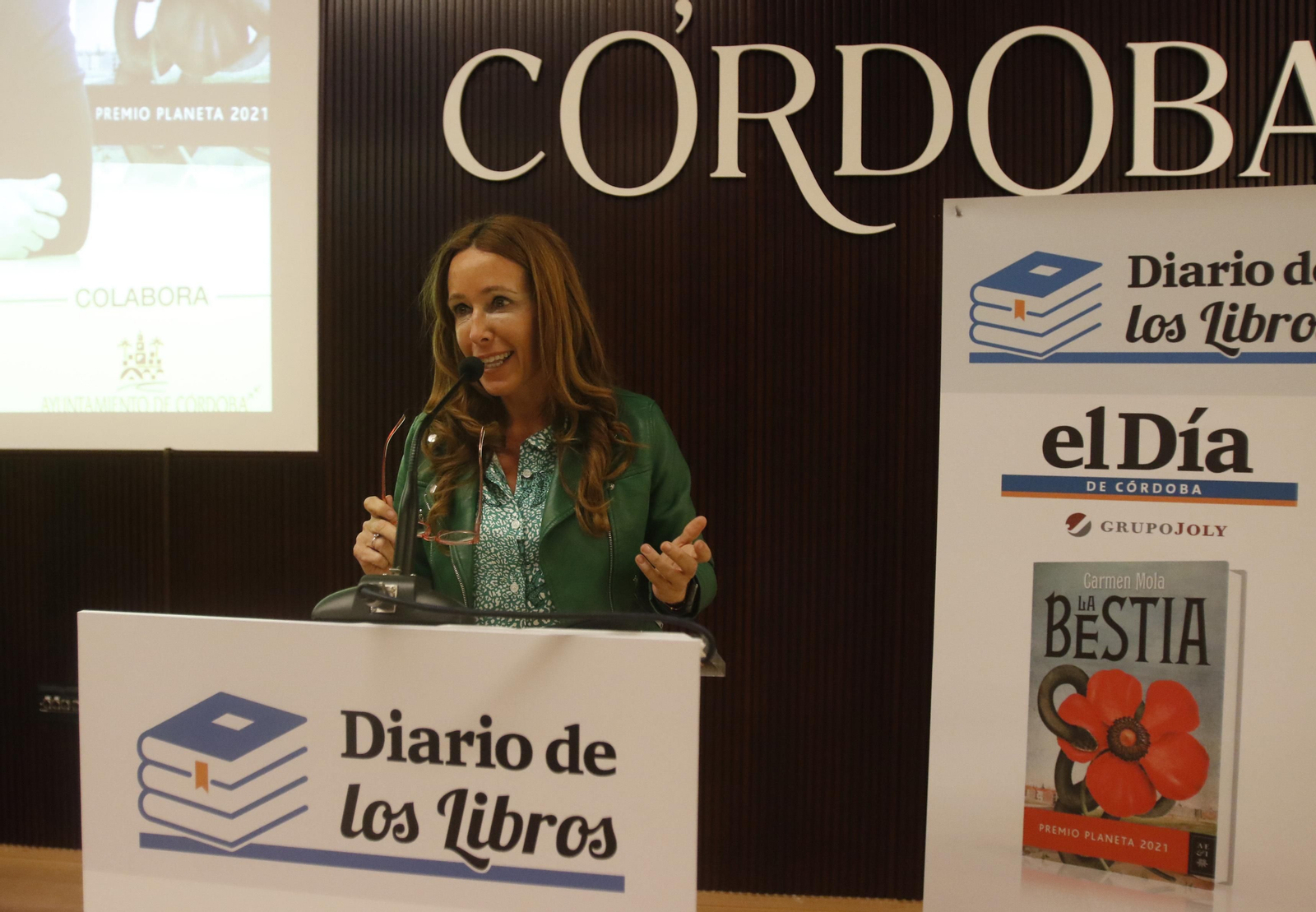 El paso de Carmen Mola por Córdoba, en imágenes