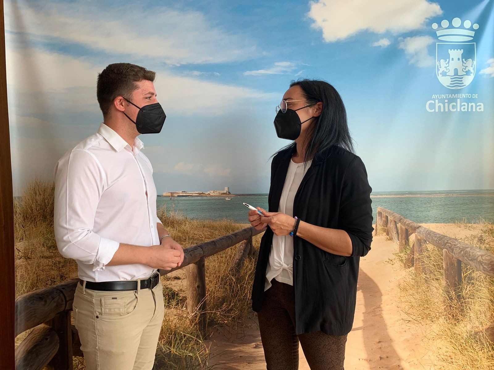 El delegado de Juventud, José Alberto Cruz, y la profesora del curso, Elisabet Aragón Delgado.