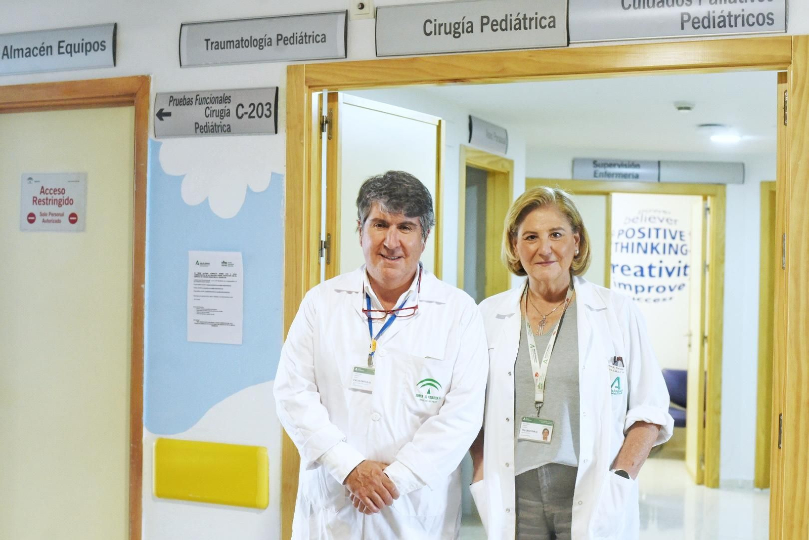 El doctor Garrido y la doctora Paredes, en la entrada de Cirugía Pediátrica del Hospital Reina Sofía. El doctor Garrido y la doctora Paredes, en la entrada de Cirugía Pediátrica del Hospital Reina Sofía.