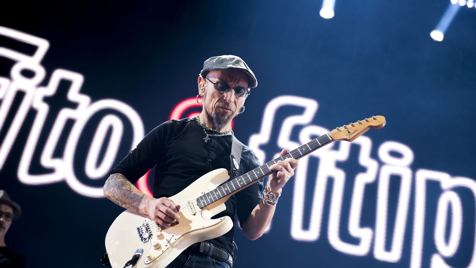 Fito & Fitipaldis presenta en el Estadio de la Cartuja un recopilatorio de sus éxitos.