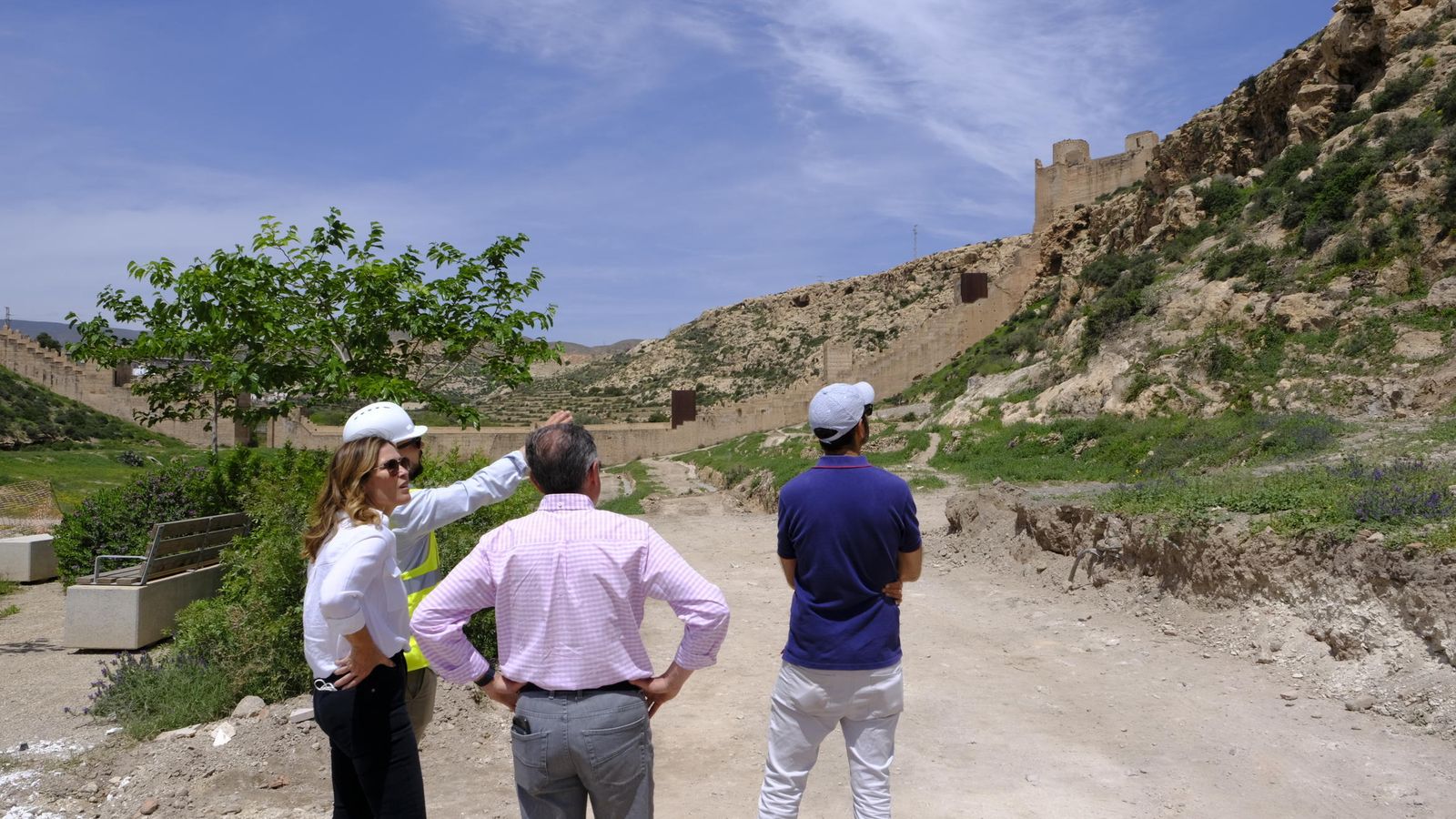 La concejal de Urbanismo, Ana Martínez Labella, y el jefe técnico, con el responsable de obra y el arquitecto Vicent Morales.