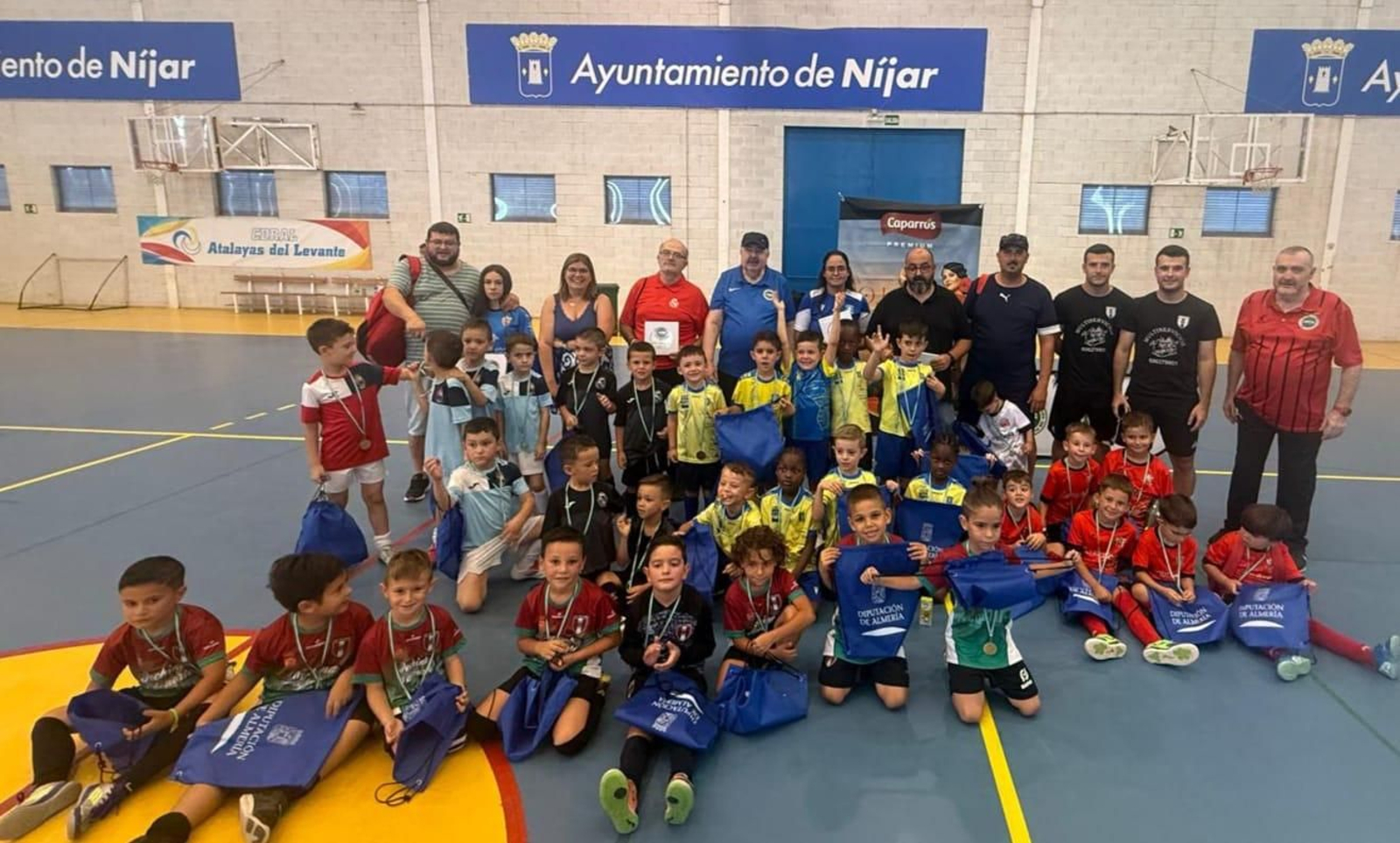 Foto de familia de la Liga Bebé en Níjar