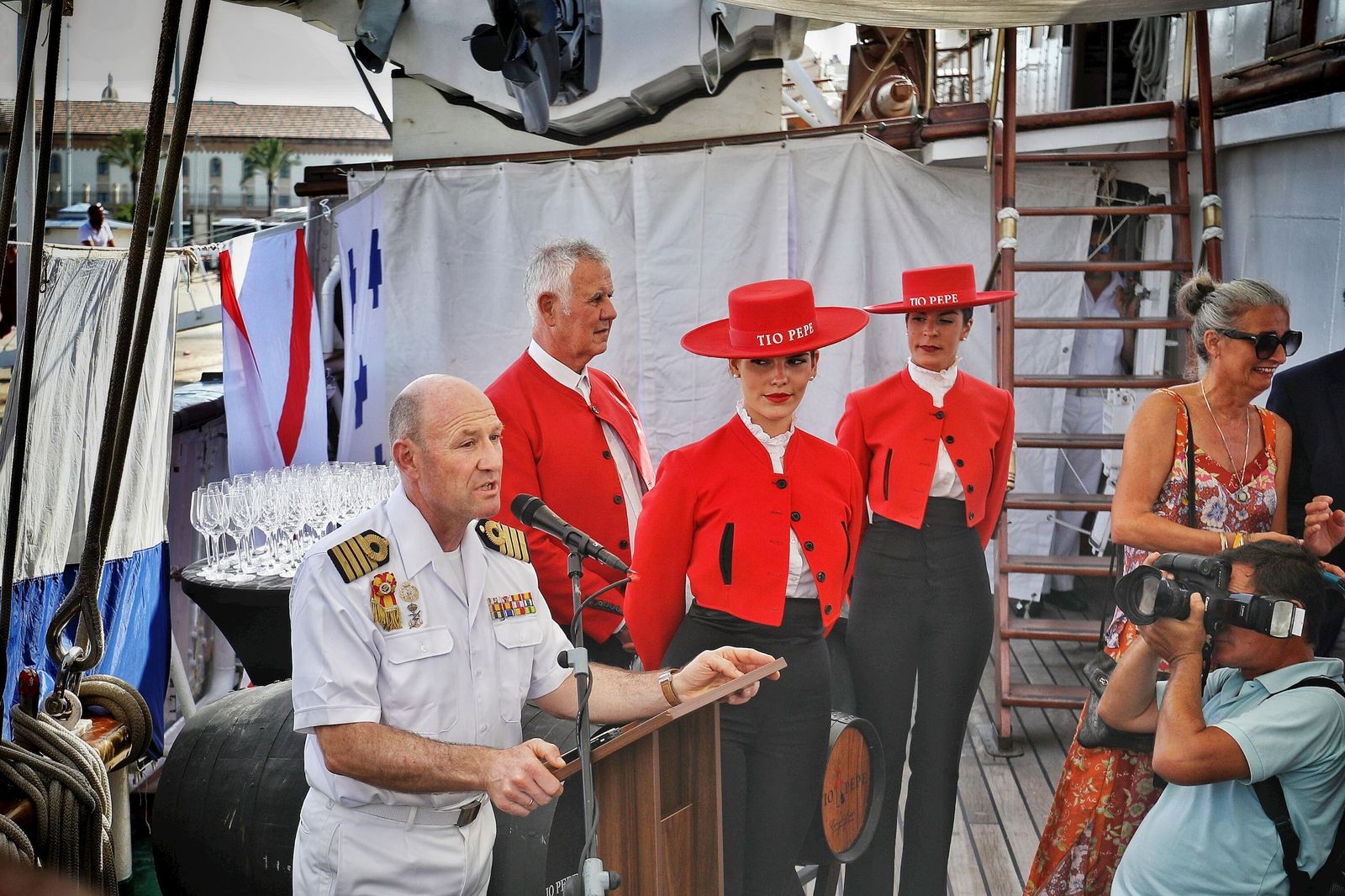 Imágenes de la llegada del Tío Pepe Estrella de los Mares de González Byass a bordo del 'Elcano'.