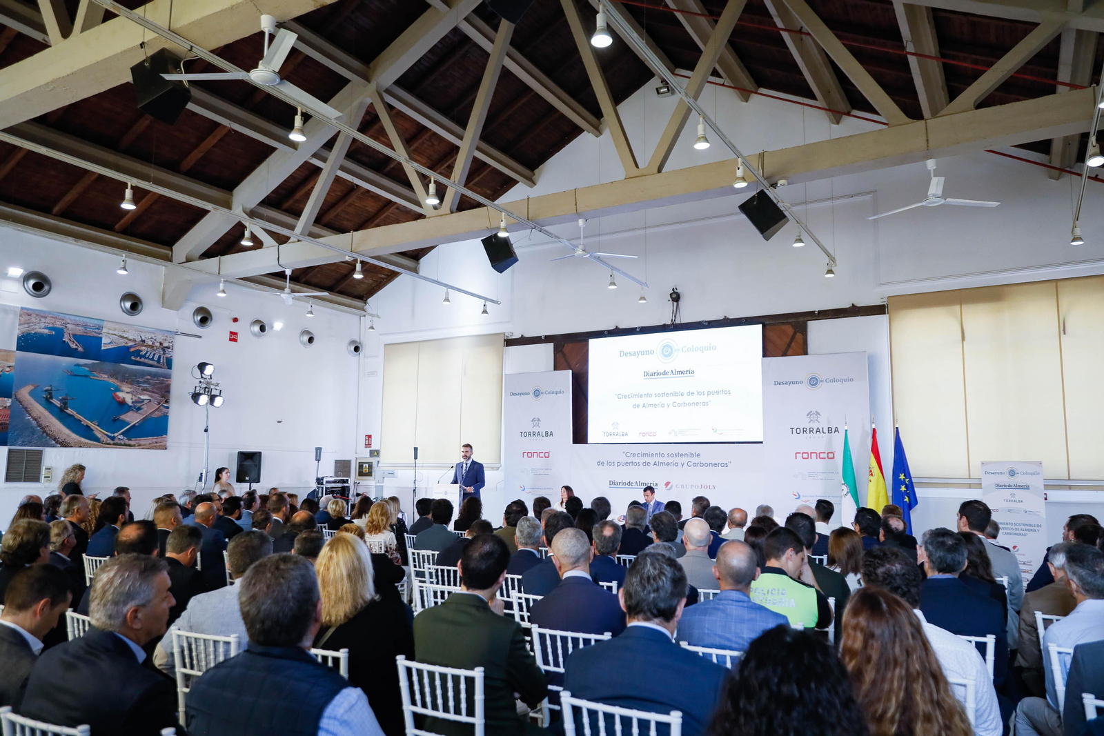 Imágenes del desayuno informativo