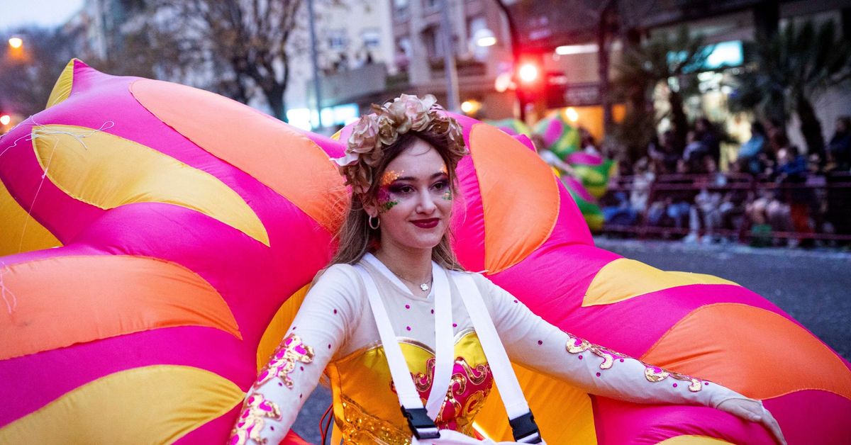 Las sillas para la Cabalgata del Carnaval de Cádiz 2026 salen a la venta en taquilla este martes