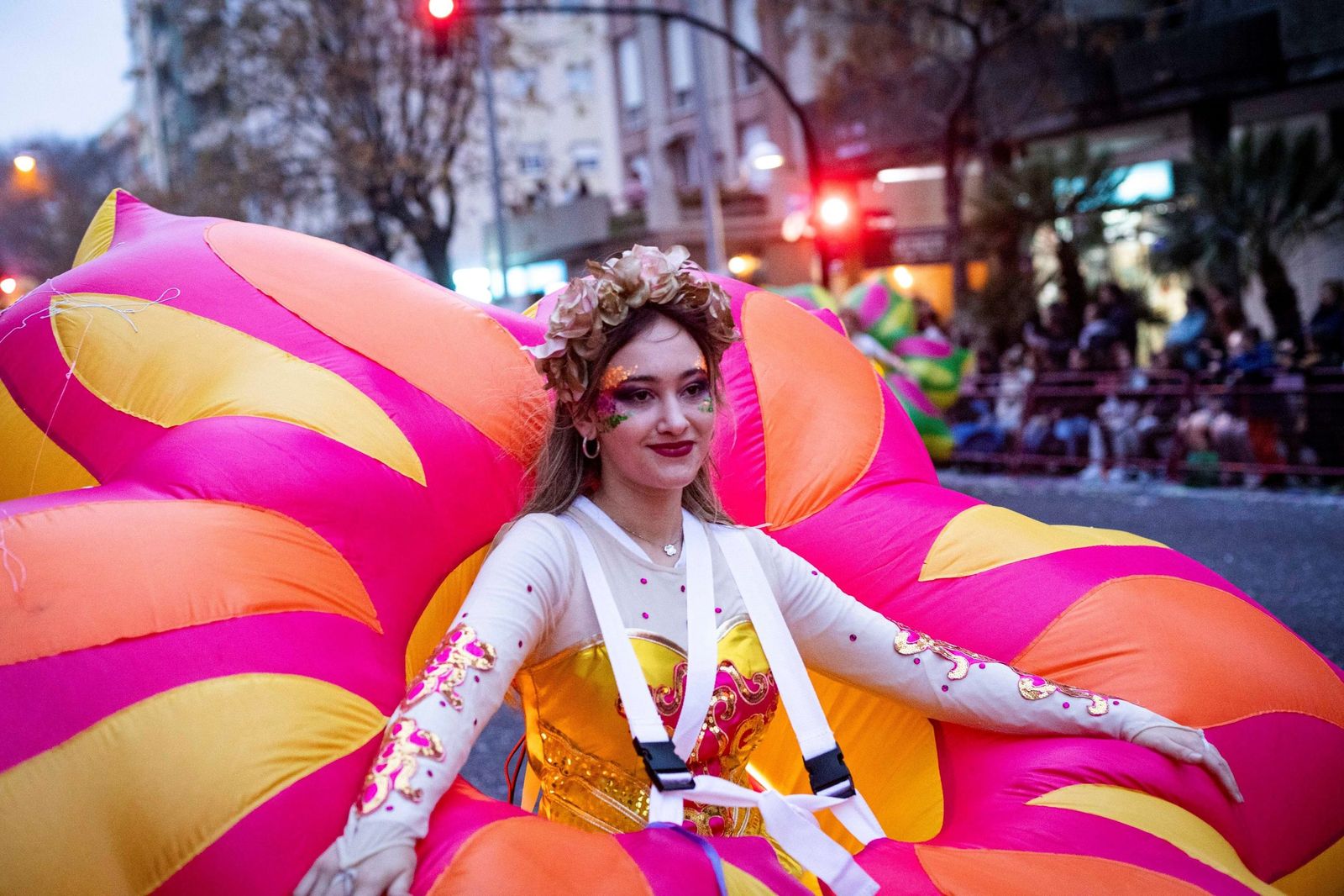 Una figurante de la cabalgata del Carnaval de Cádiz 2025.