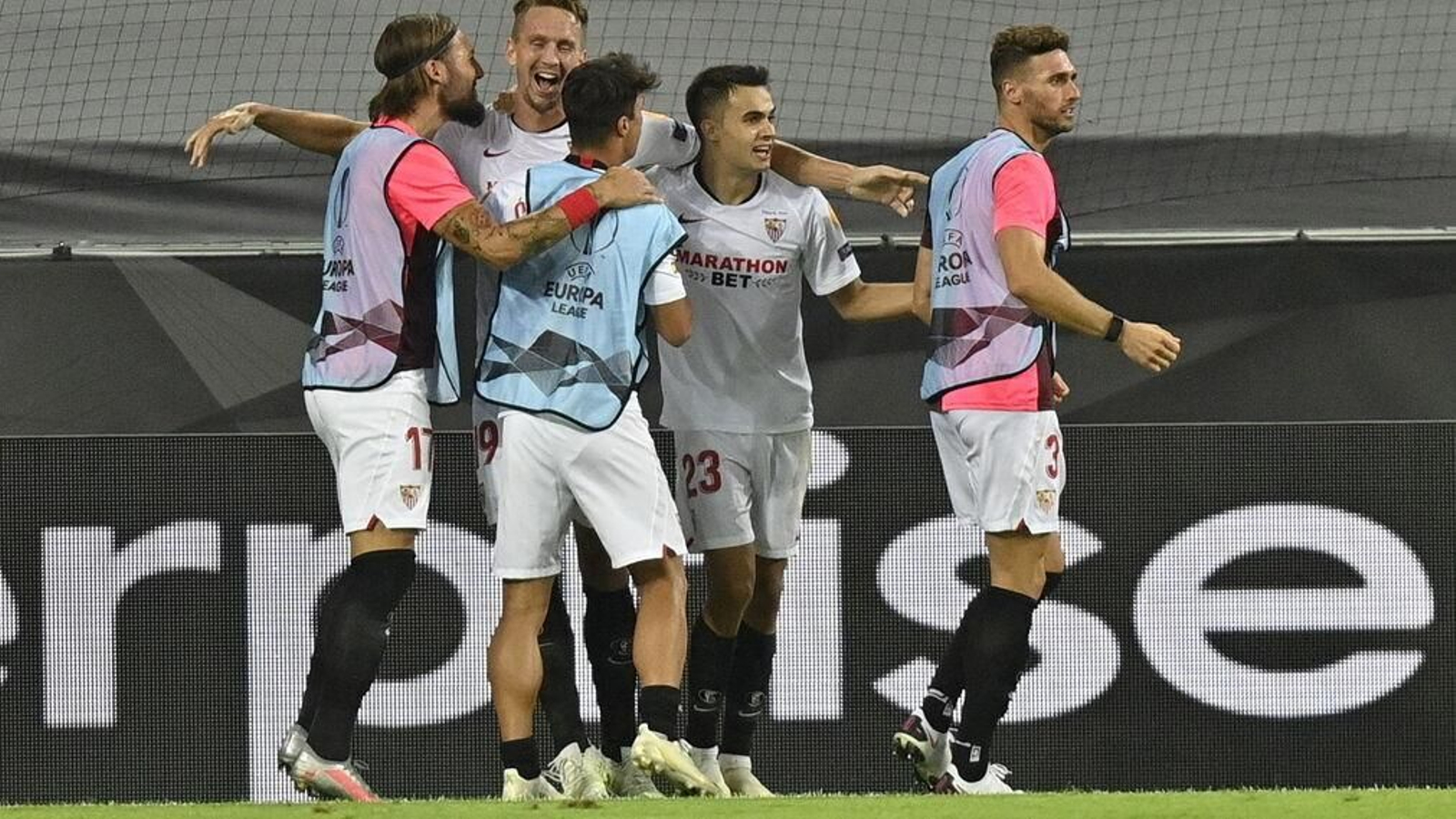 Gudelj, Óliver Torres, Reguilón y Sergi Gómez, en torno al héroe inesperado: De Jong.