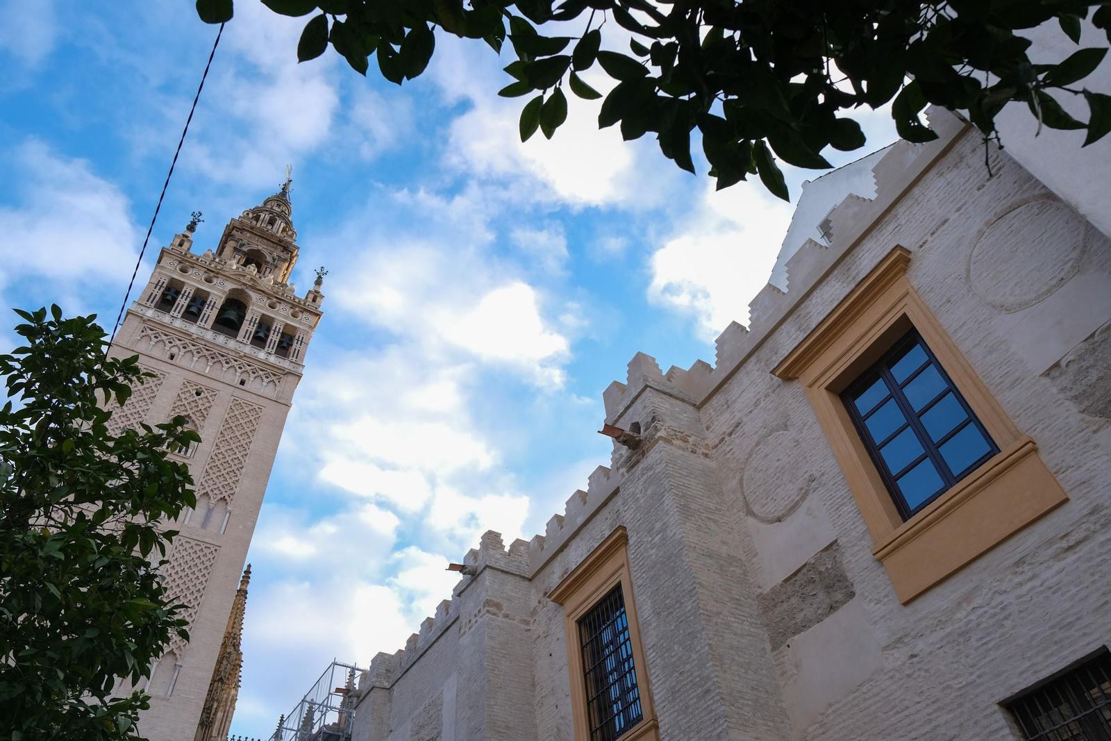 La fachada este de la Catedral, en la calle Cardenal Carlos Amigo, ya sin los andamios.