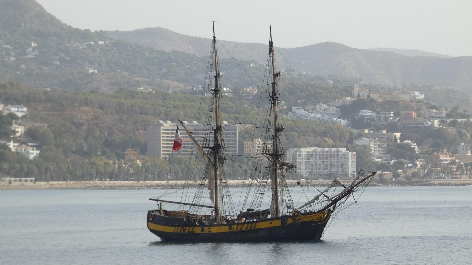 Velero 'Phoenix' fondeado frente a las playas de La Malagueta