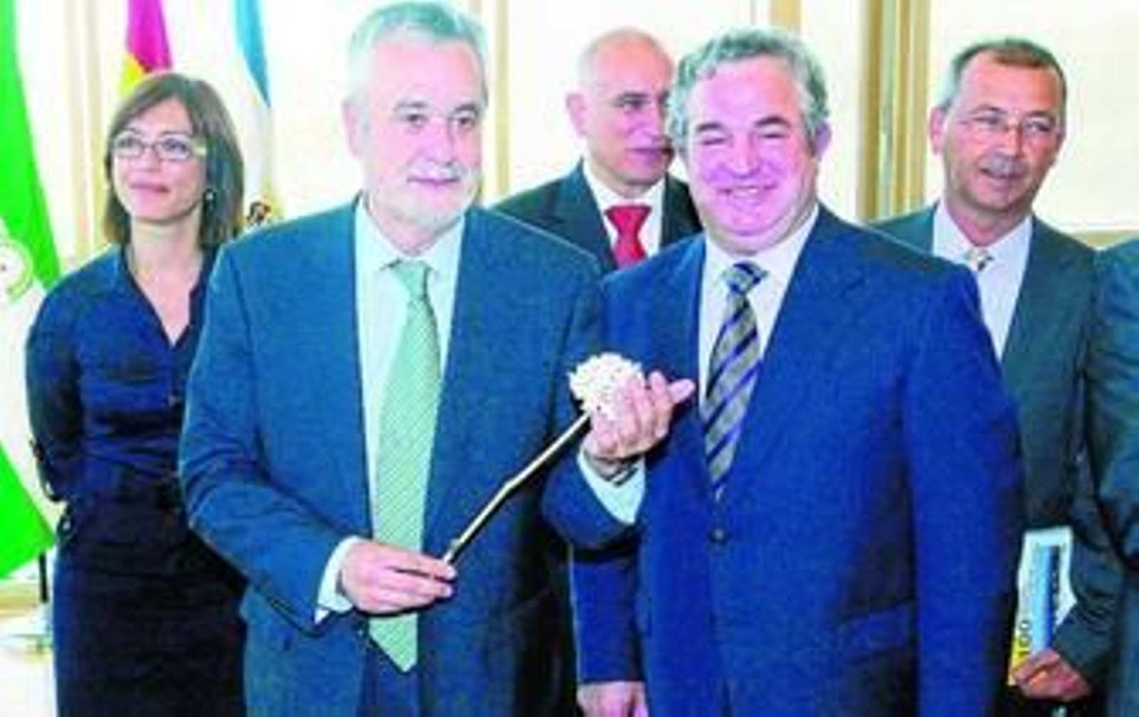 Griñán, en la recepción de la Diputación el 30 de abril de 2009. El presidente de la Mancomunidad occidental le llevó una copia del Plan Estratégico.