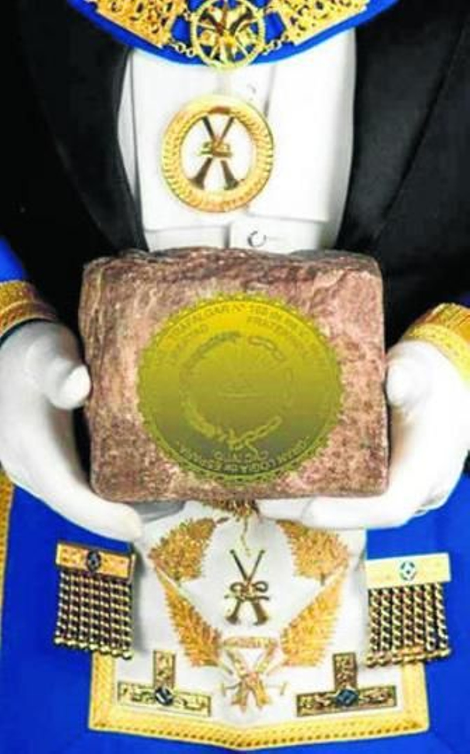 Una imagen de la piedra con el sello de la logia de Trafalgar de Algeciras.