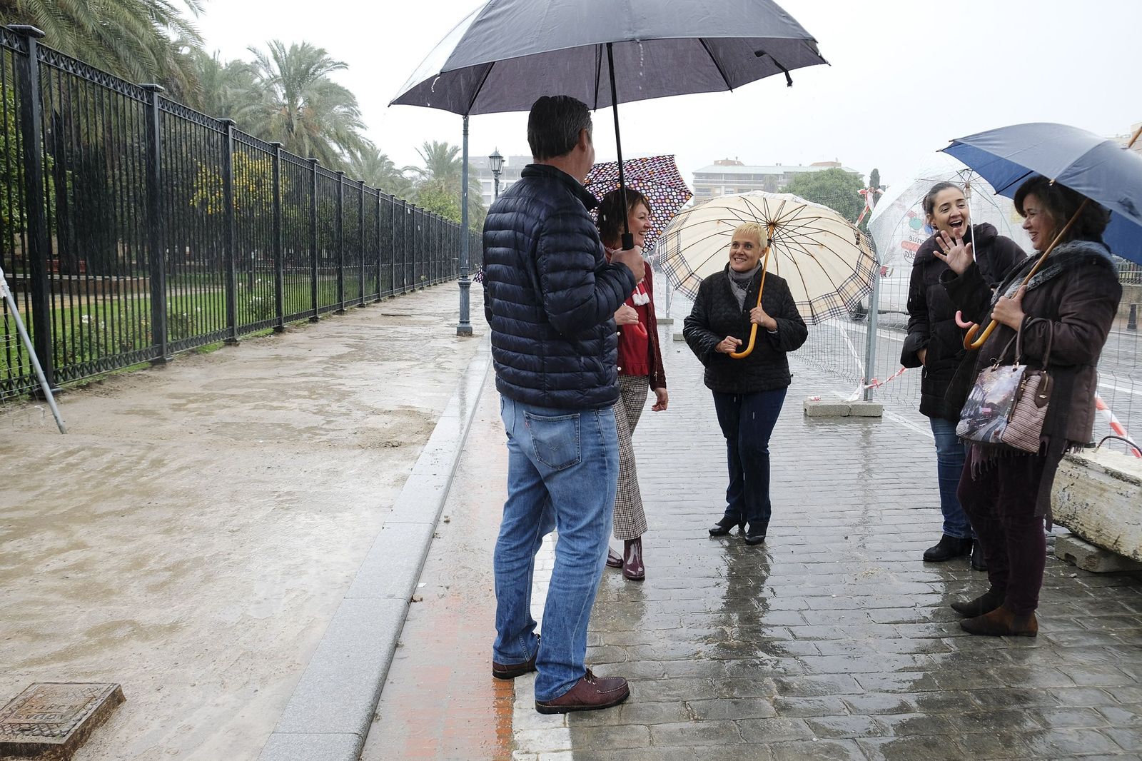Las obras han comenzado en la avenida de la Buhaira. En la imagen, la delegada de Nervión Inmaculada Acevedo en una visita.