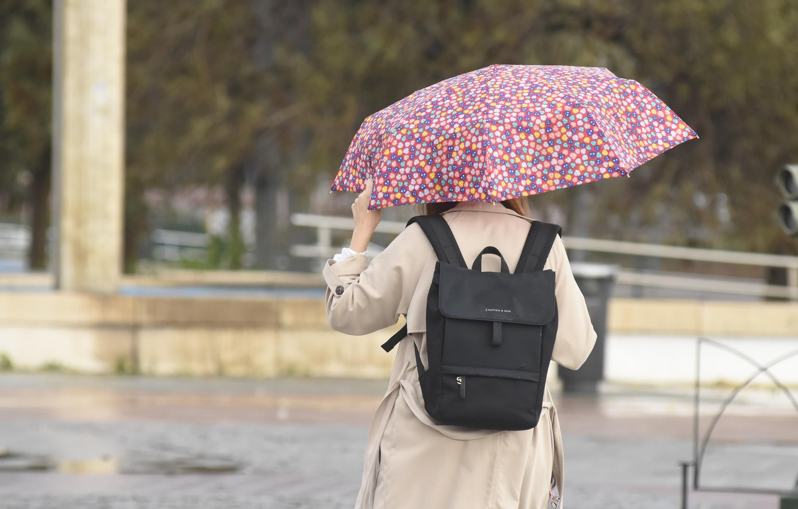 Una persona se protege de la lluvia en Córdoba