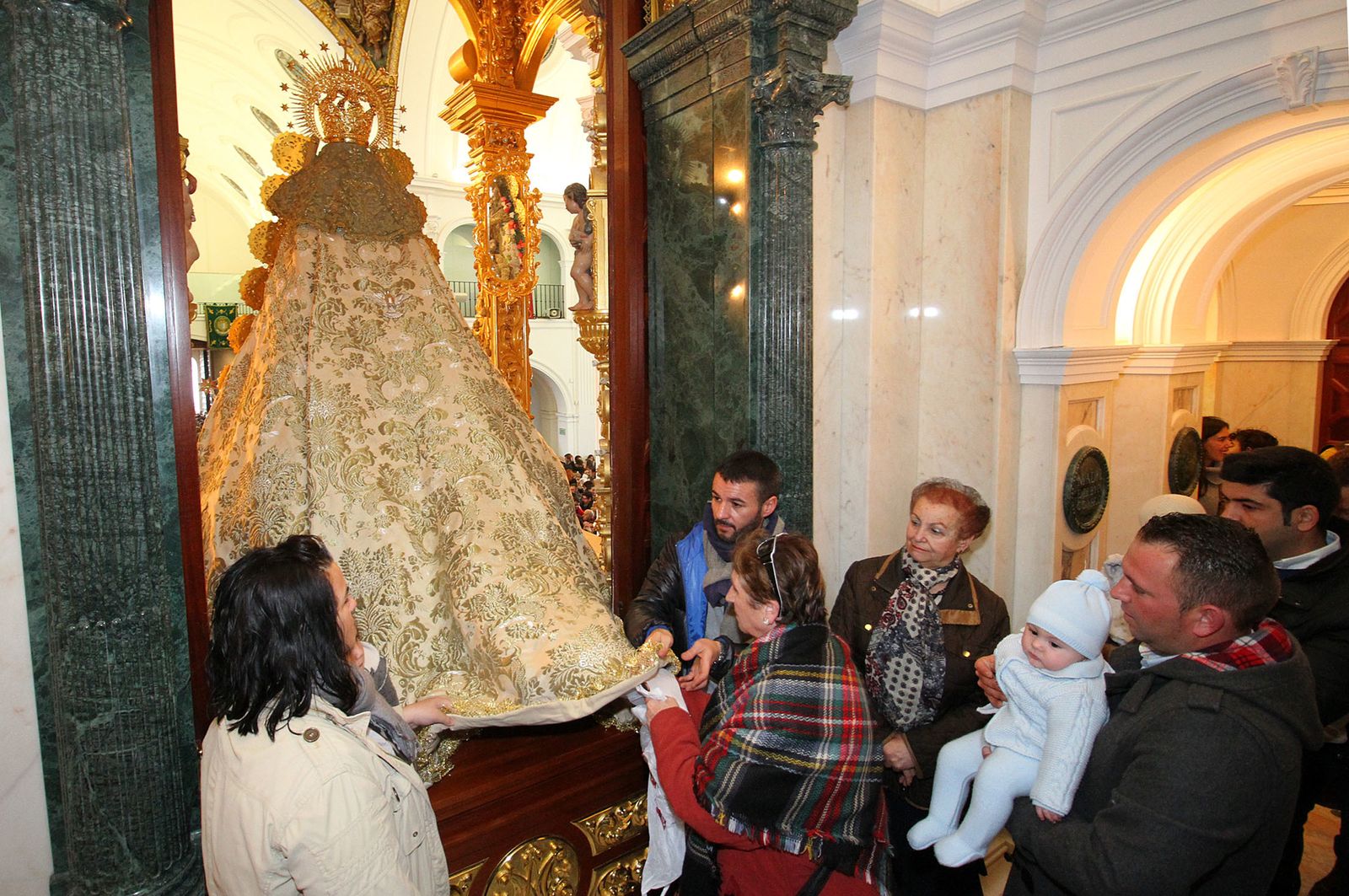 El Rocío celebra La Candelaria con la presentación de los niños a la Virgen, en imágenes