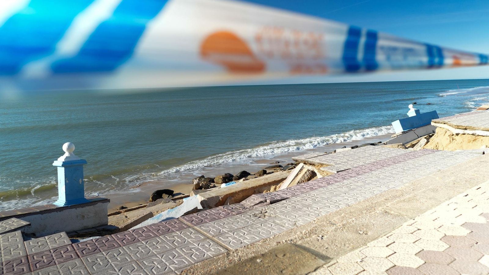 Daños en el paseo marítimo de Matalascañas.