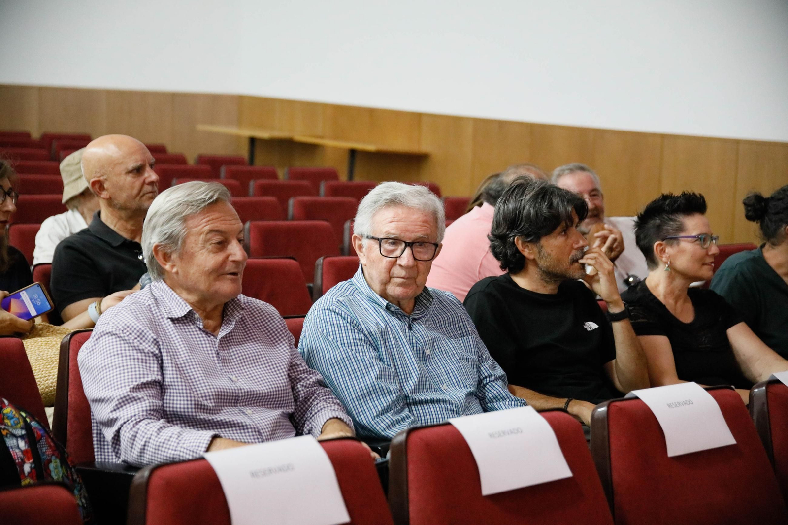 Imágenes de la presentación del documental "Almagrera, un sueño minero" en la biblioteca Villaespesa de Almería