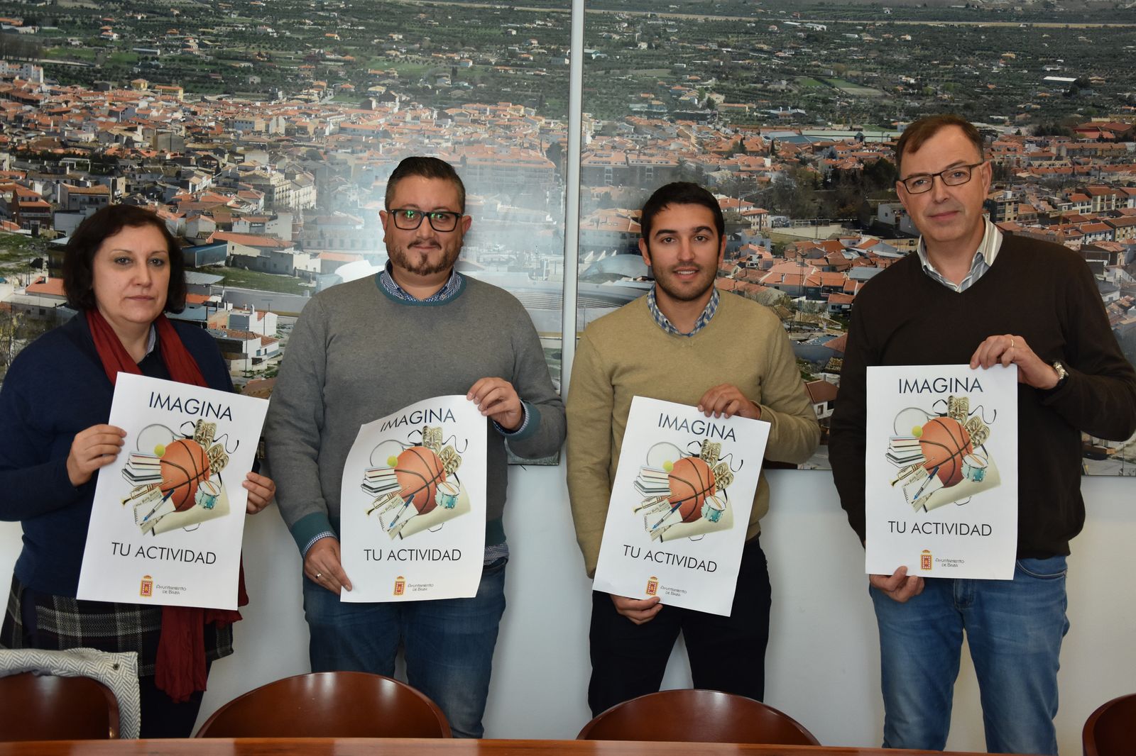 Imagen de los docentes en la presentación del programa del Ayuntamiento.