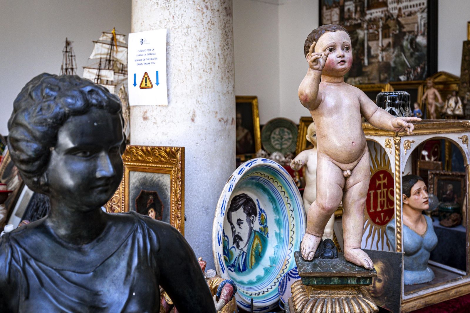 Imágenes del curioso mercadillo de antigüedades en el convento de Santo Domingo en Cádiz