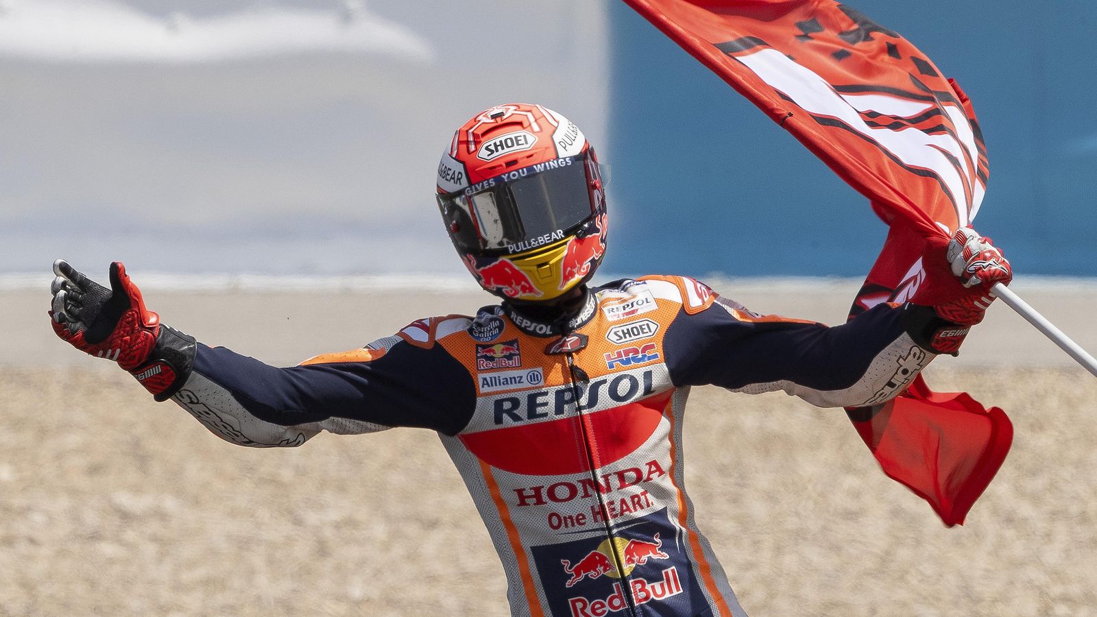 Enarbolando la bandera del 93.