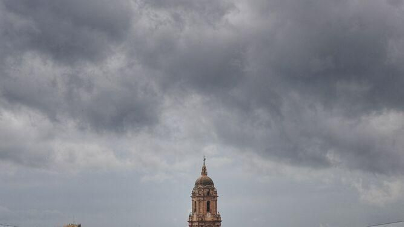 Nubes grises cubren el cielo de Málaga capital.