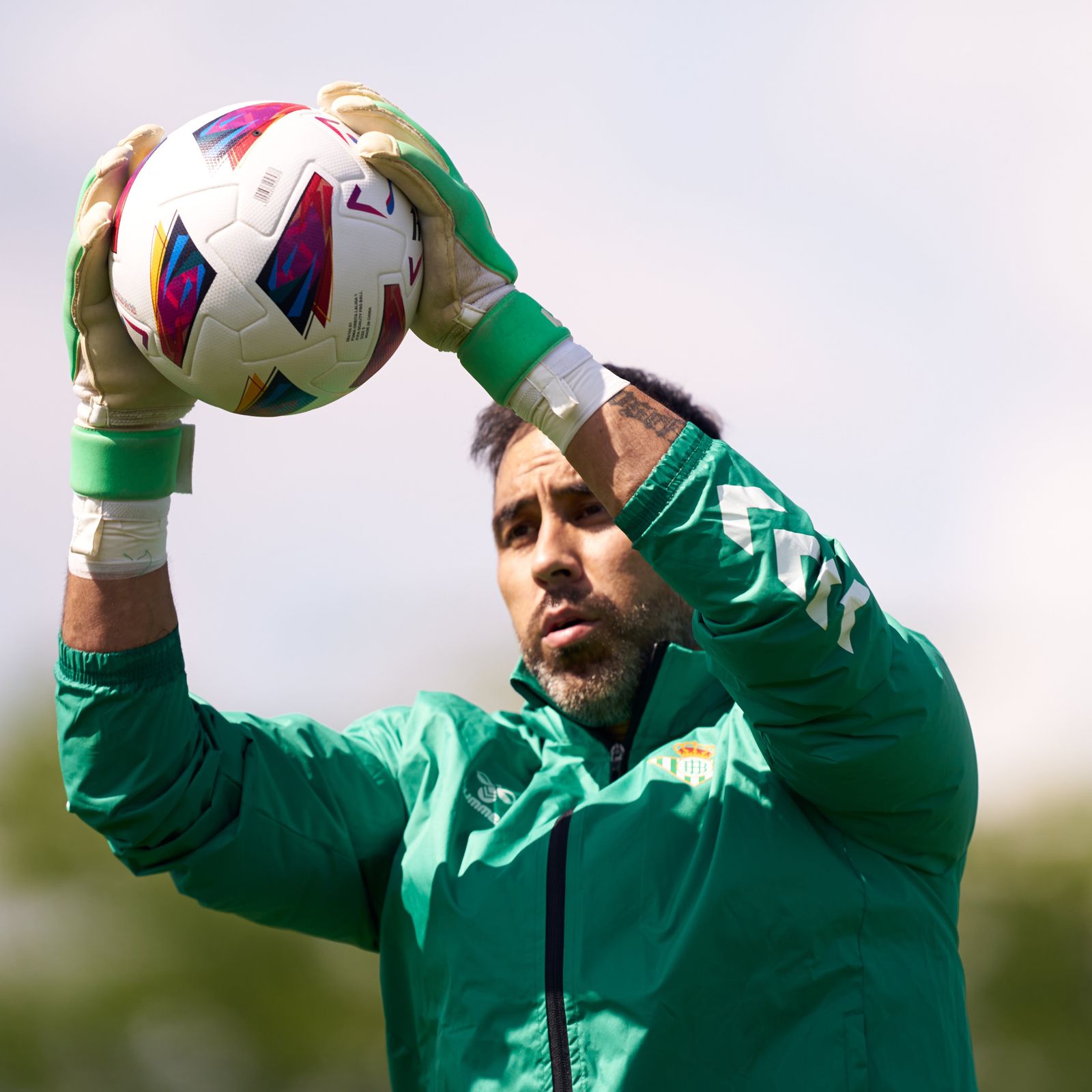 Bravo atrapa la pelota en un ejercicio.