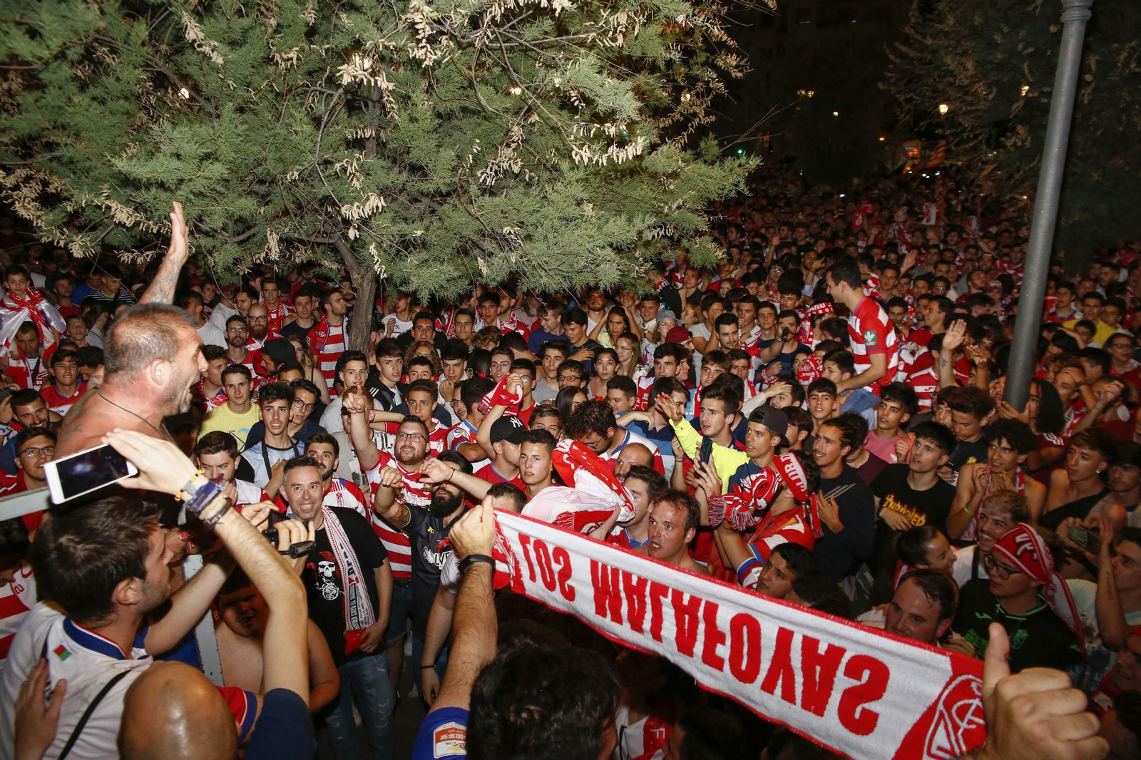 Las mejores imágenes de cómo Granada celebró el ascenso en la Fuente de las Batallas