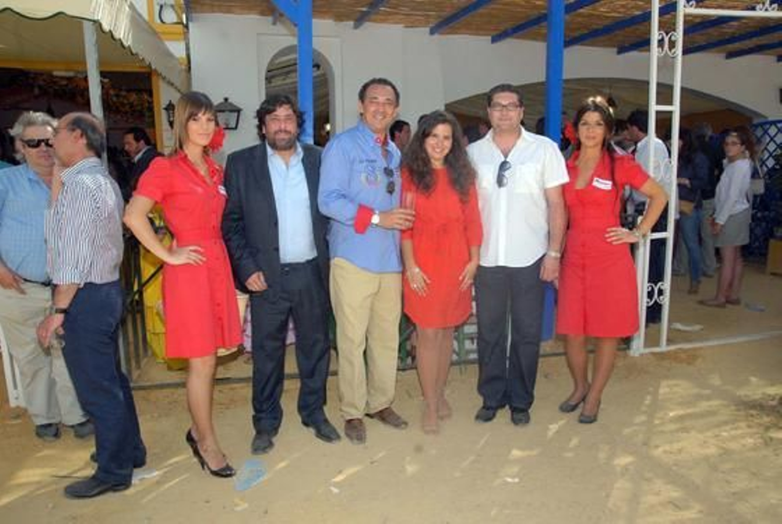 El director de Alcampo-Jerez, Etienne Decornet, Carlos Landín y Manuel Girón, de ‘Zona 956’, Marisa López Mesa y dos azafatas de Alcampo. 

Foto: Manuel Aranda