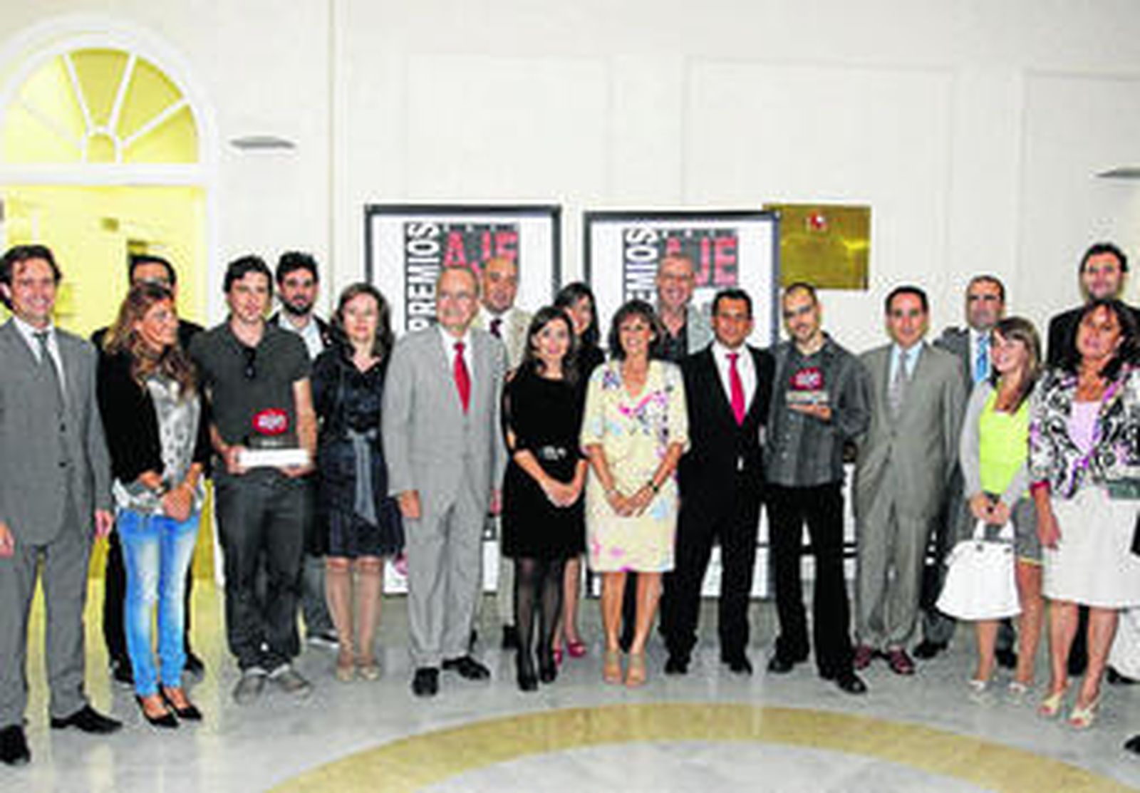 Los premiados, ayer, con varios representantes institucionales.