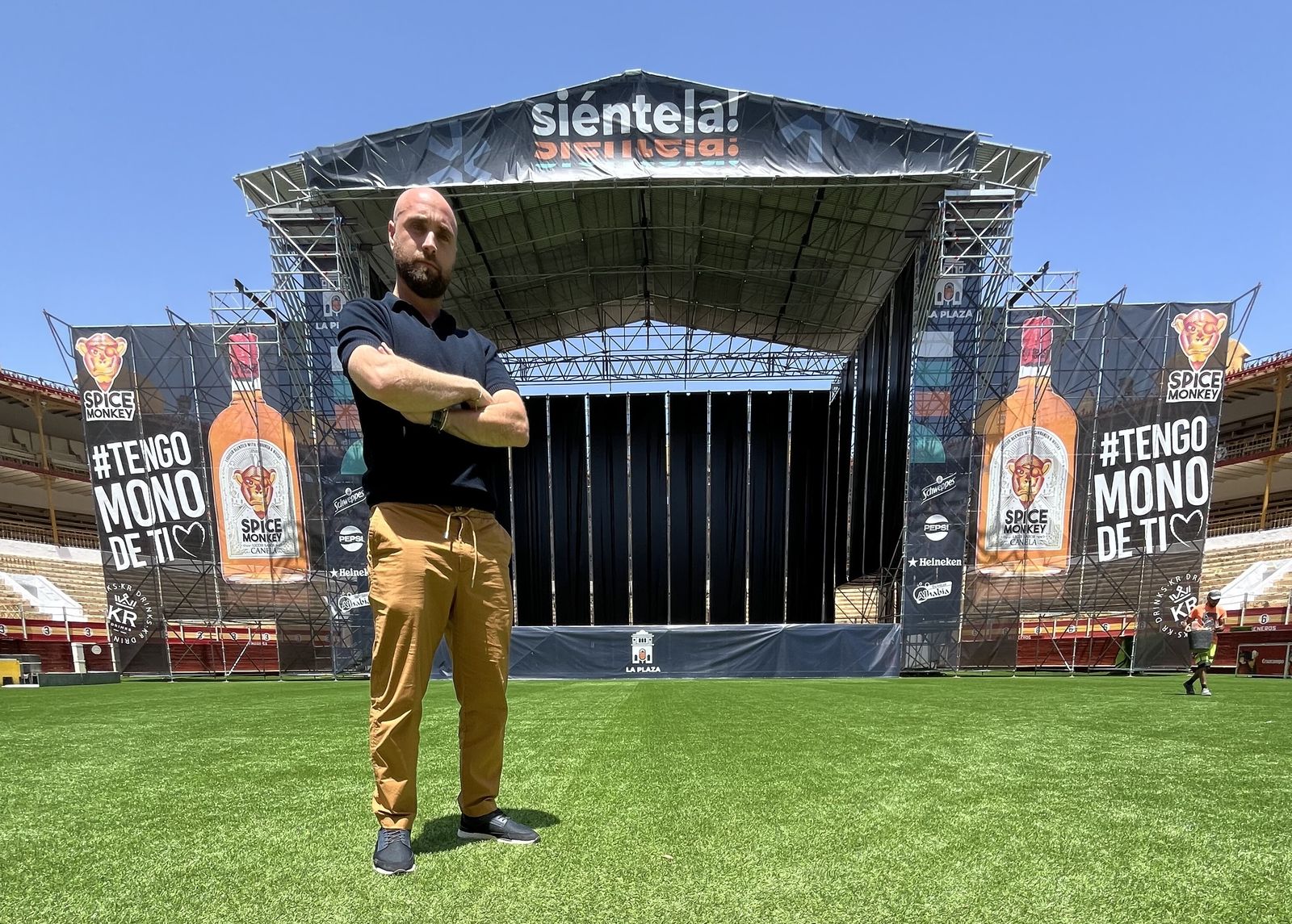 Adrián Ross en la Plaza de Toros donde se ha montado el escenario para el concierto de Isabel Pantoja.