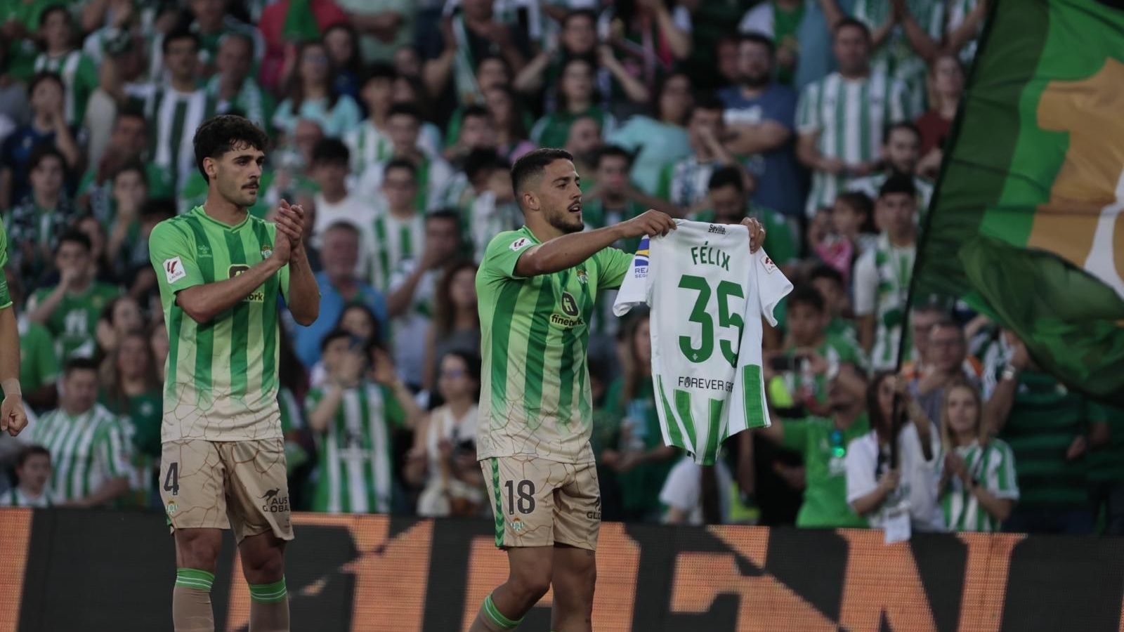 Fornals festeja su gol mostrando la camiseta de Félix Garreta.