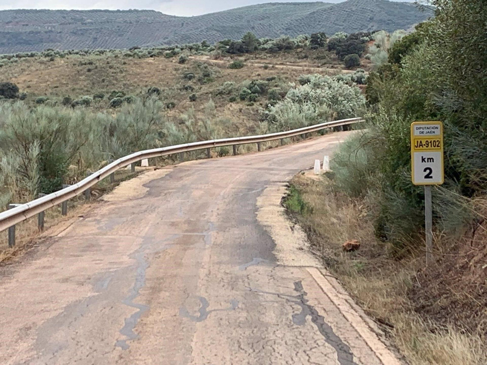 Imagen de la JA-9102, que conecta Chiclana de Segura y Castellar .