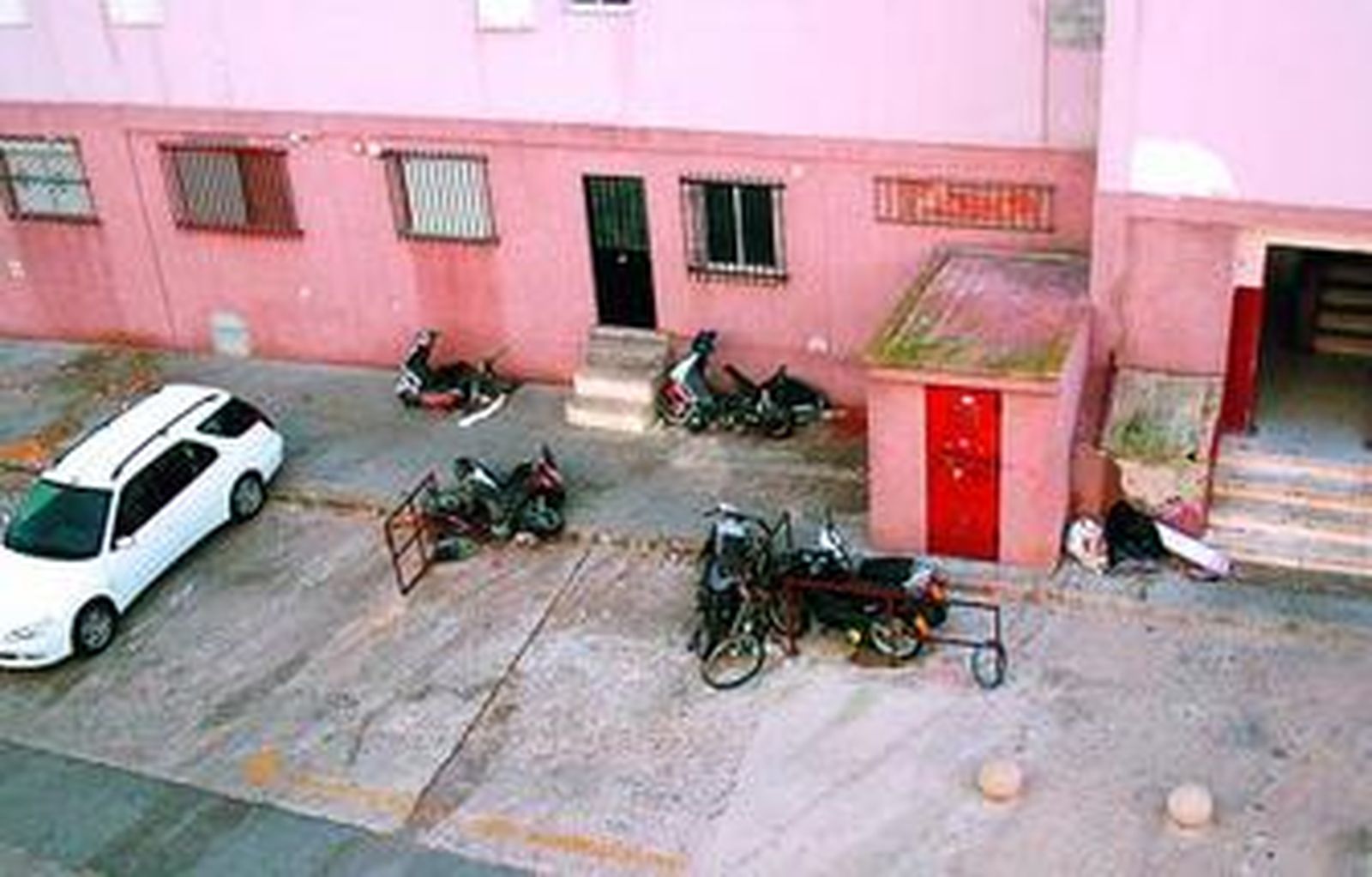 Imagen de algunos pisos de la barriada San Juan de Dios.