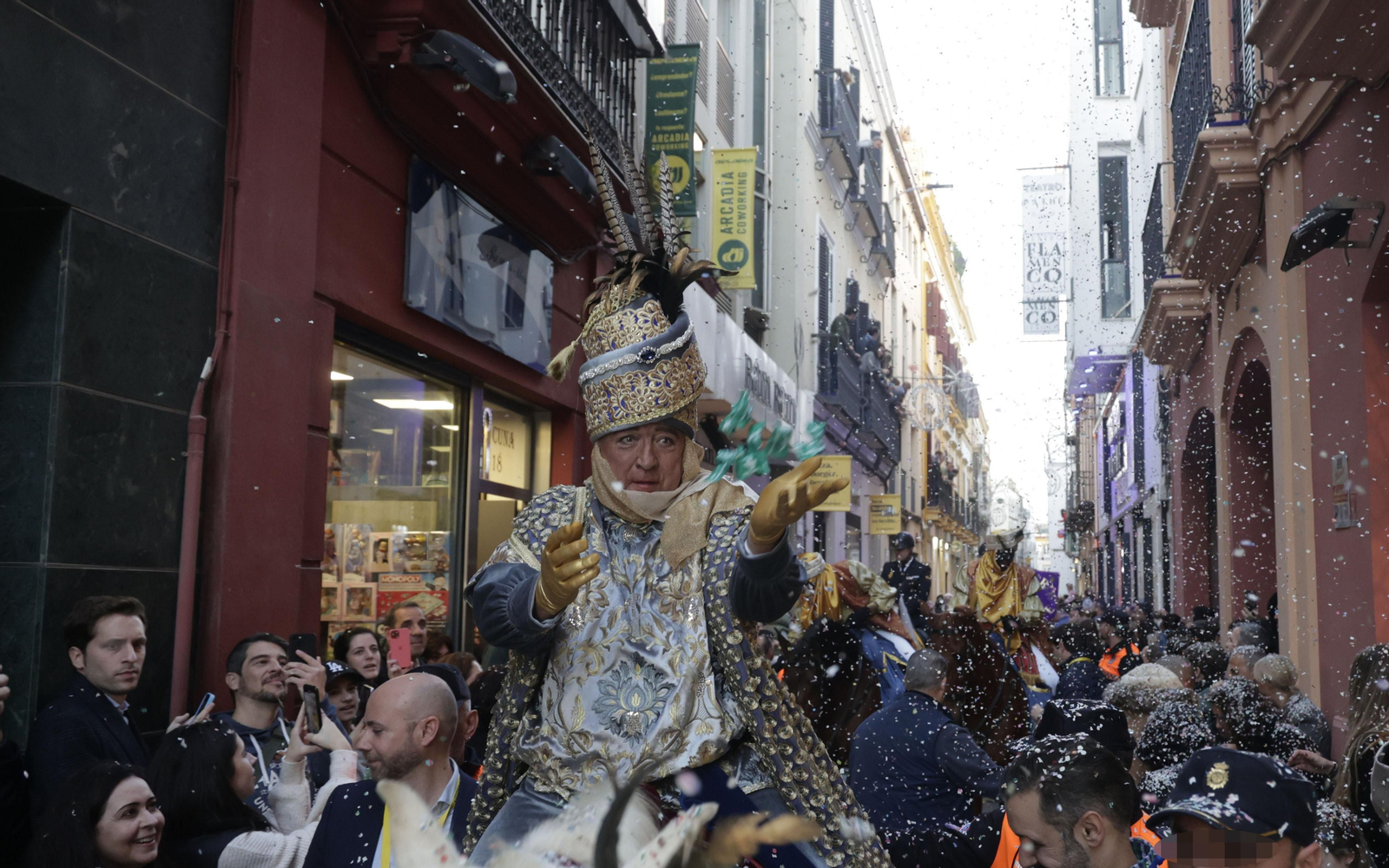 Las imágenes del Heraldo Real por las calles de Sevilla
