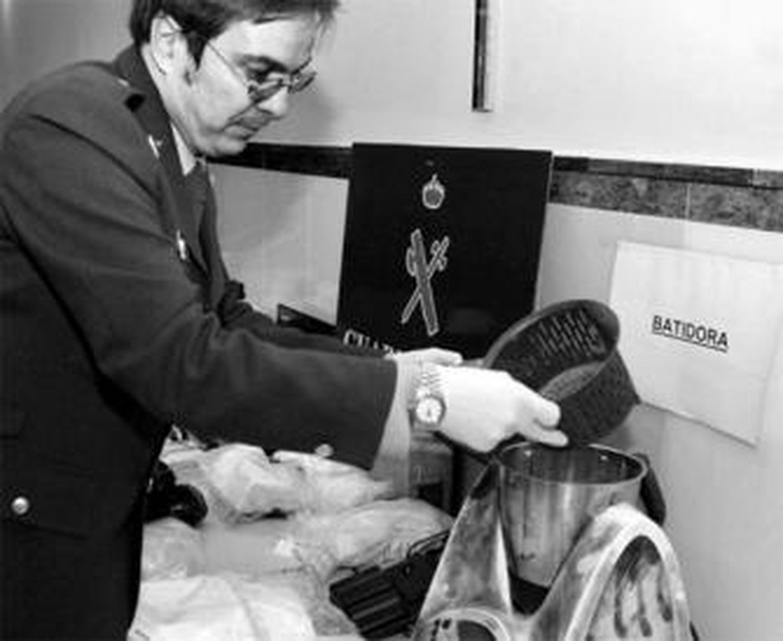 Un portavoz de la Guardia Civil muestra el robot de cocina en el que se mezclaba la droga.