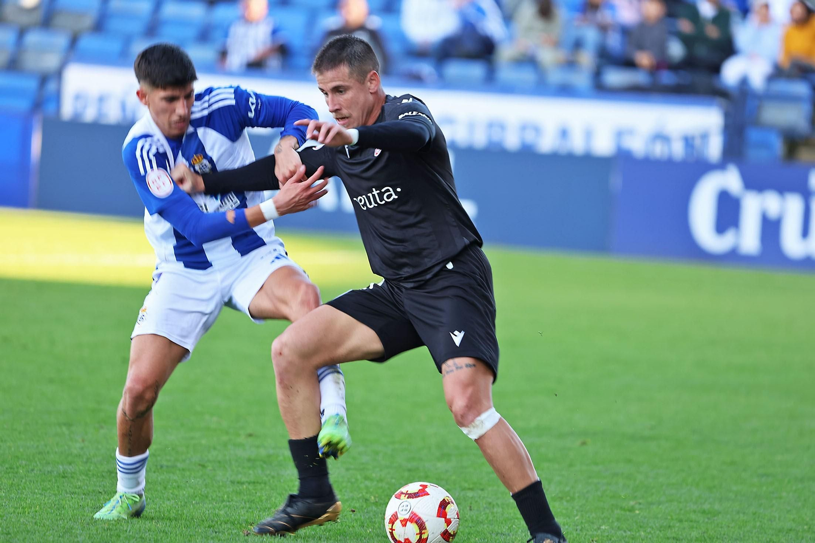 Dani Aquino protege el balón ante Paolo.