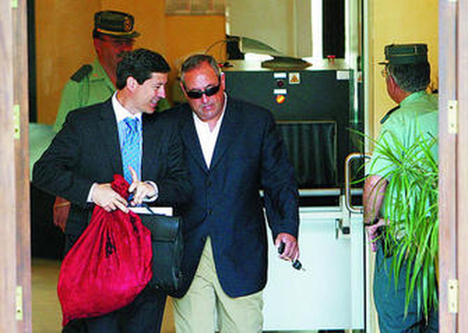 Carlos Carretero (d) y su abogado, Alfredo Velloso, tras un juicio en Jerez.