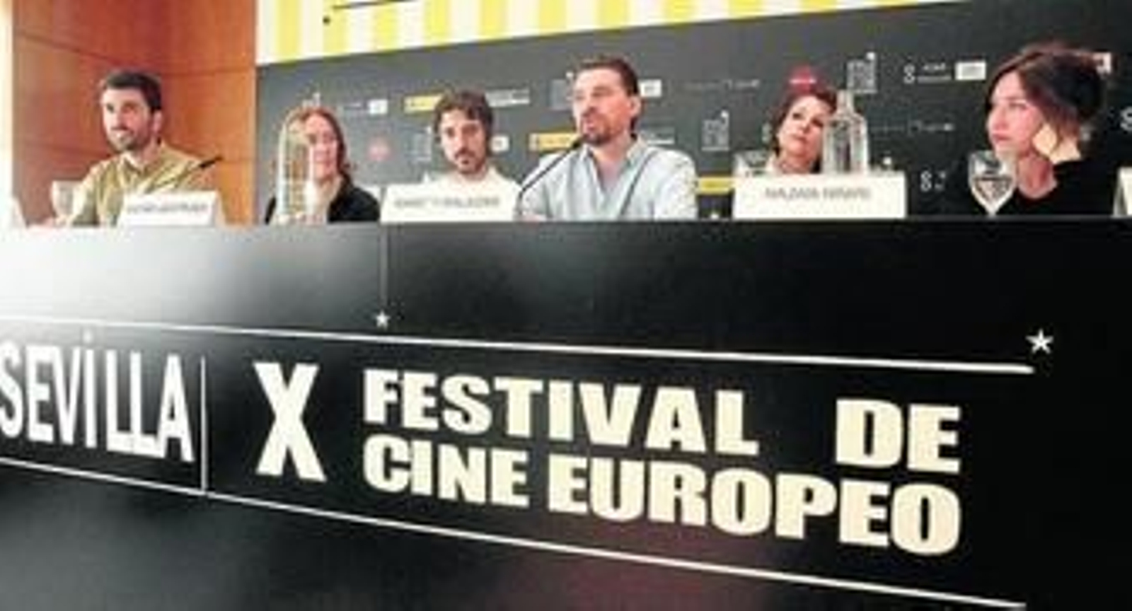 Ramón Salazar, en el centro, acompañado del productor Roberto Butragueño (a la izquierda) y los actores de su nuevo largometraje.