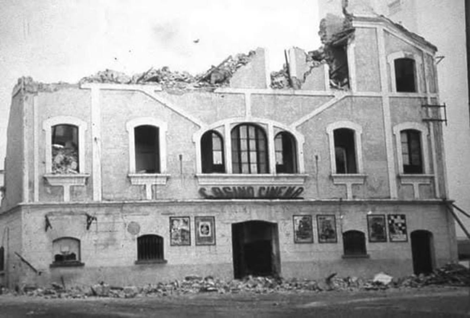 Derribo de la fachada principal.