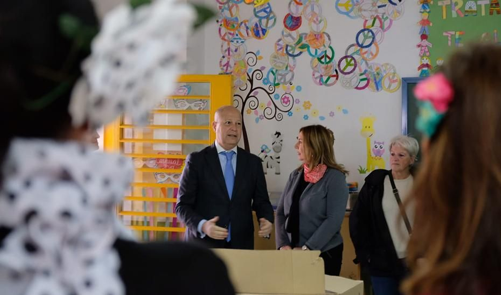 El consejero de Educación en su visita al colegio Clara Campoamor de Málaga.